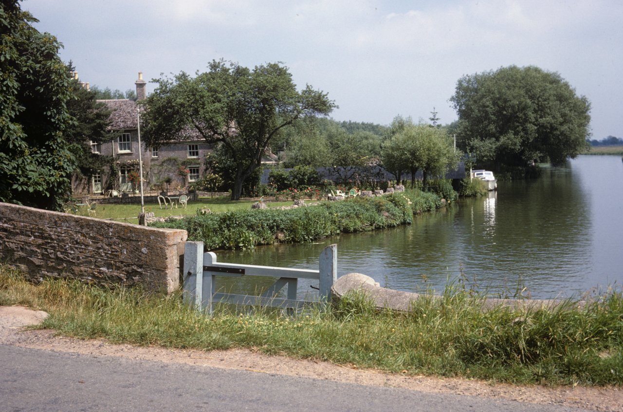 085 A-s canal boat tripo with folks July 66-s